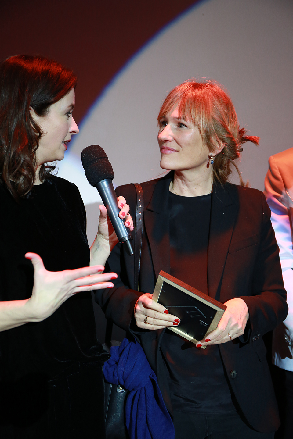 Valeska Grisebach nimmt den Preis der deutschen Filmkritik für den besten Spielfilm entgegen