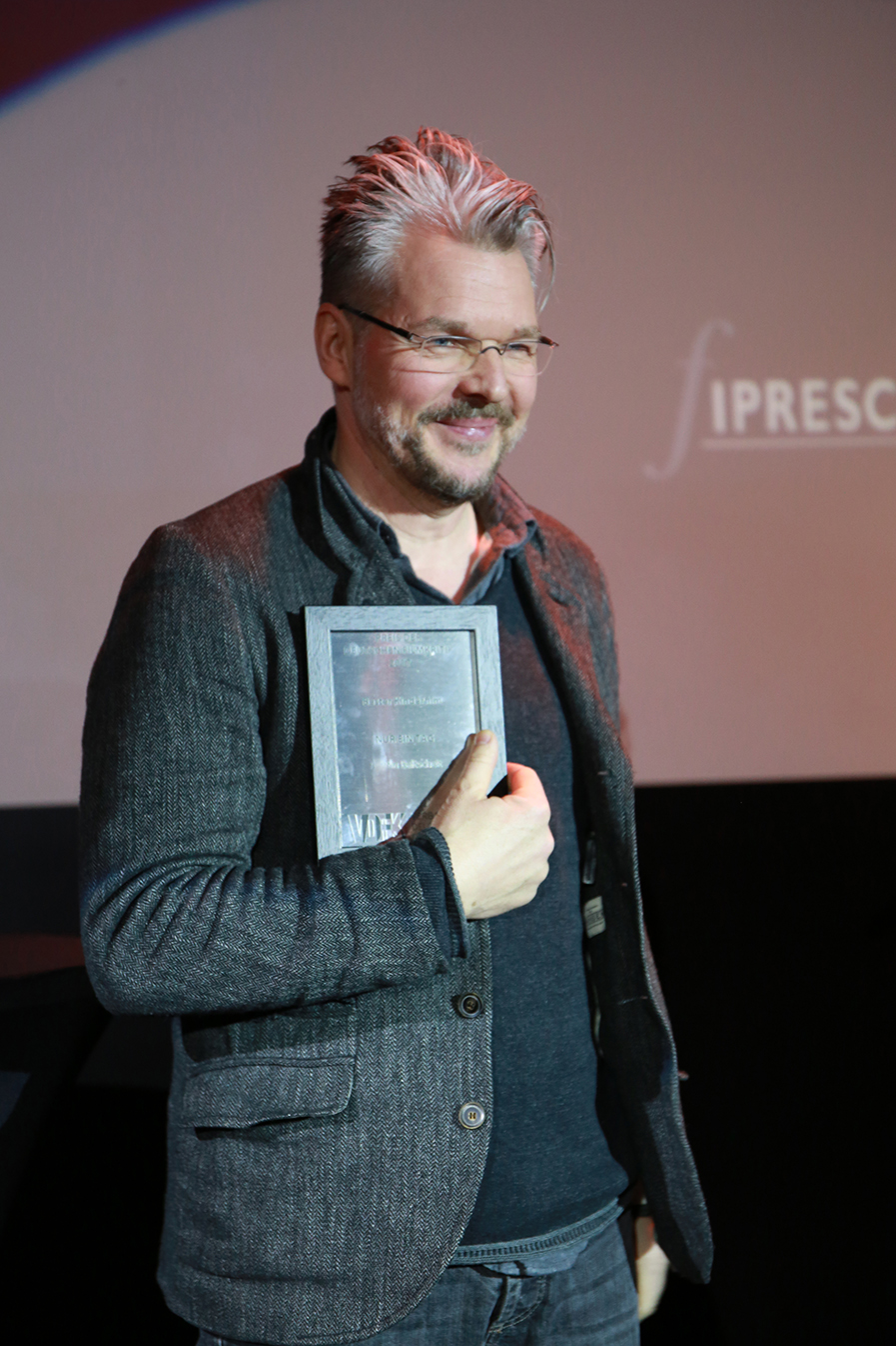 Martin Baldscheit nimmt den Preis der deutschen Filmkritik für den besten Kinderfilm entgegen.
