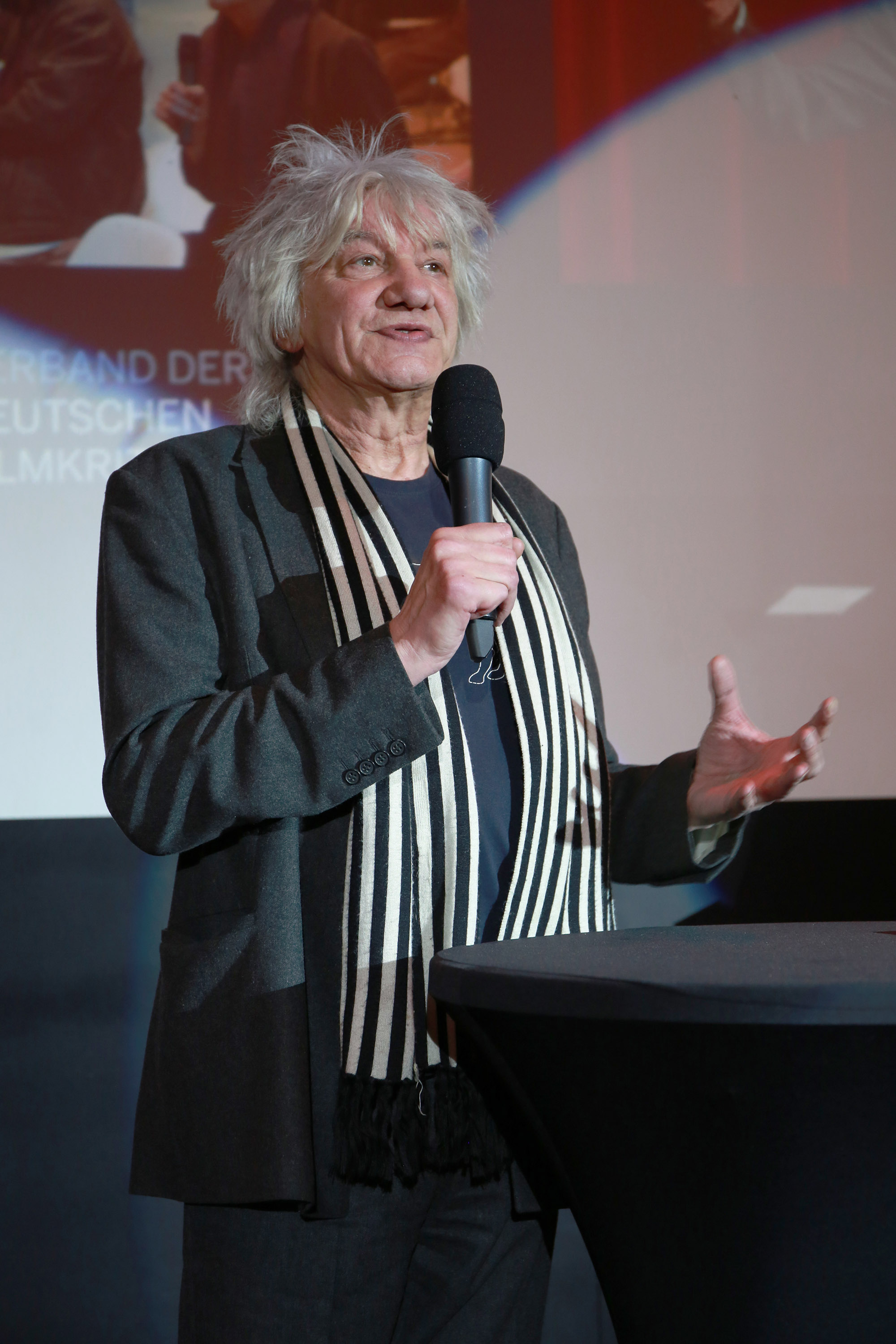 Werner Ruzicka nimmt den Ehrenpreis entgegen